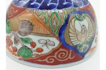 上手物　幕末〜明治期　成化年製　伊万里焼　色絵　金襴手　染付　金彩　花蝶図　鶴　4.4寸　約13cm　色彩豊かな絵付けで食卓が明るくなる蓋付き茶碗3客セット(和食器、和皿、四寸四分)(R-062333)