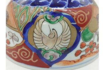 上手物　幕末〜明治期　成化年製　伊万里焼　色絵　金襴手　染付　金彩　花蝶図　鶴　4.4寸　約13cm　色彩豊かな絵付けで食卓が明るくなる蓋付き茶碗3客セット(和食器、和皿、四寸四分)(R-062333)