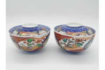 上手物　幕末〜明治期　成化年製　伊万里焼　色絵　金襴手　染付　金彩　花蝶図　鶴　4.4寸　約13cm　色彩豊かな絵付けで食卓が明るくなる蓋付き茶碗2客セット(和食器、和皿、四寸四分)(R-062342)