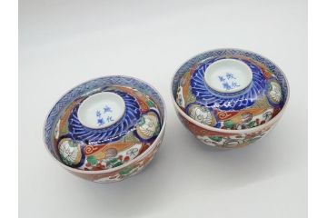 上手物　幕末〜明治期　成化年製　伊万里焼　色絵　金襴手　染付　金彩　花蝶図　鶴　4.4寸　約13cm　色彩豊かな絵付けで食卓が明るくなる蓋付き茶碗2客セット(和食器、和皿、四寸四分)(R-062342)