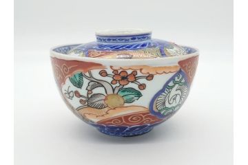 上手物　幕末〜明治期　成化年製　伊万里焼　色絵　金襴手　染付　金彩　花蝶図　鶴　4.4寸　約13cm　色彩豊かな絵付けで食卓が明るくなる蓋付き茶碗2客セット(和食器、和皿、四寸四分)(R-062342)