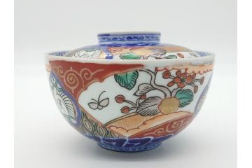 上手物　幕末〜明治期　成化年製　伊万里焼　色絵　金襴手　染付　金彩　花蝶図　鶴　4.4寸　約13cm　色彩豊かな絵付けで食卓が明るくなる蓋付き茶碗2客セット(和食器、和皿、四寸四分)(R-062342)