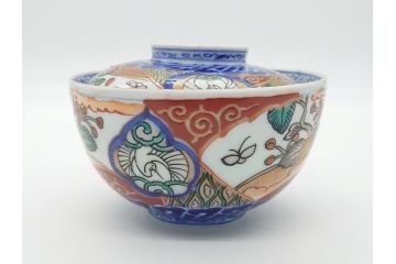 上手物　幕末〜明治期　成化年製　伊万里焼　色絵　金襴手　染付　金彩　花蝶図　鶴　4.4寸　約13cm　色彩豊かな絵付けで食卓が明るくなる蓋付き茶碗2客セット(和食器、和皿、四寸四分)(R-062342)