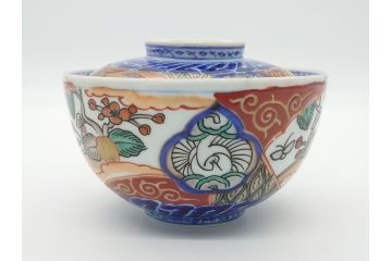 上手物　幕末〜明治期　成化年製　伊万里焼　色絵　金襴手　染付　金彩　花蝶図　鶴　4.4寸　約13cm　色彩豊かな絵付けで食卓が明るくなる蓋付き茶碗2客セット(和食器、和皿、四寸四分)(R-062342)