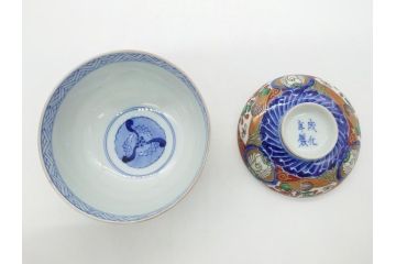 上手物　幕末〜明治期　成化年製　伊万里焼　色絵　金襴手　染付　金彩　花蝶図　鶴　4.4寸　約13cm　色彩豊かな絵付けで食卓が明るくなる蓋付き茶碗2客セット(和食器、和皿、四寸四分)(R-062342)