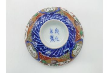 上手物　幕末〜明治期　成化年製　伊万里焼　色絵　金襴手　染付　金彩　花蝶図　鶴　4.4寸　約13cm　色彩豊かな絵付けで食卓が明るくなる蓋付き茶碗2客セット(和食器、和皿、四寸四分)(R-062342)