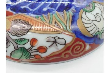 上手物　幕末〜明治期　成化年製　伊万里焼　色絵　金襴手　染付　金彩　花蝶図　鶴　4.4寸　約13cm　色彩豊かな絵付けで食卓が明るくなる蓋付き茶碗2客セット(和食器、和皿、四寸四分)(R-062342)