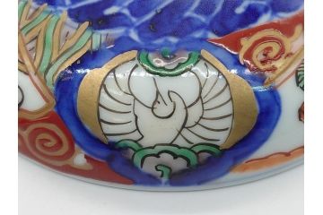 上手物　幕末〜明治期　成化年製　伊万里焼　色絵　金襴手　染付　金彩　花蝶図　鶴　4.4寸　約13cm　色彩豊かな絵付けで食卓が明るくなる蓋付き茶碗2客セット(和食器、和皿、四寸四分)(R-062342)