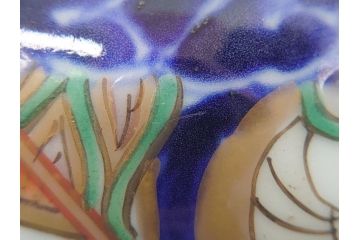 上手物　幕末〜明治期　成化年製　伊万里焼　色絵　金襴手　染付　金彩　花蝶図　鶴　4.4寸　約13cm　色彩豊かな絵付けで食卓が明るくなる蓋付き茶碗2客セット(和食器、和皿、四寸四分)(R-062342)