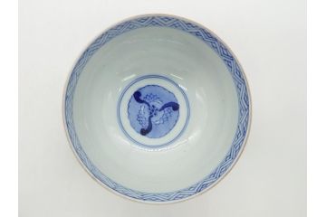 上手物　幕末〜明治期　成化年製　伊万里焼　色絵　金襴手　染付　金彩　花蝶図　鶴　4.4寸　約13cm　色彩豊かな絵付けで食卓が明るくなる蓋付き茶碗2客セット(和食器、和皿、四寸四分)(R-062342)