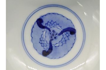 上手物　幕末〜明治期　成化年製　伊万里焼　色絵　金襴手　染付　金彩　花蝶図　鶴　4.4寸　約13cm　色彩豊かな絵付けで食卓が明るくなる蓋付き茶碗2客セット(和食器、和皿、四寸四分)(R-062342)