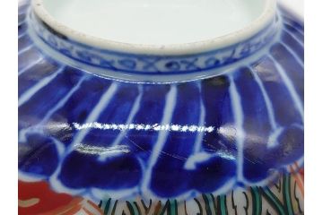 上手物　幕末〜明治期　成化年製　伊万里焼　色絵　金襴手　染付　金彩　花蝶図　鶴　4.4寸　約13cm　色彩豊かな絵付けで食卓が明るくなる蓋付き茶碗2客セット(和食器、和皿、四寸四分)(R-062342)