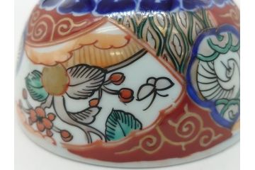 上手物　幕末〜明治期　成化年製　伊万里焼　色絵　金襴手　染付　金彩　花蝶図　鶴　4.4寸　約13cm　色彩豊かな絵付けで食卓が明るくなる蓋付き茶碗2客セット(和食器、和皿、四寸四分)(R-062342)