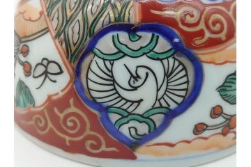 上手物　幕末〜明治期　成化年製　伊万里焼　色絵　金襴手　染付　金彩　花蝶図　鶴　4.4寸　約13cm　色彩豊かな絵付けで食卓が明るくなる蓋付き茶碗2客セット(和食器、和皿、四寸四分)(R-062342)