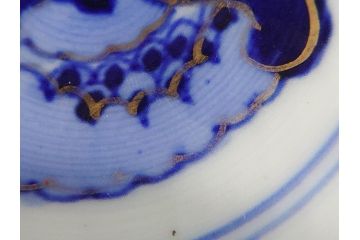 上手物　幕末〜明治期　成化年製　伊万里焼　色絵　金襴手　染付　金彩　花蝶図　鶴　4.4寸　約13cm　色彩豊かな絵付けで食卓が明るくなる蓋付き茶碗2客セット(和食器、和皿、四寸四分)(R-062342)