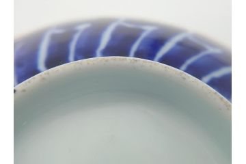 上手物　幕末〜明治期　成化年製　伊万里焼　色絵　金襴手　染付　金彩　花蝶図　鶴　4.4寸　約13cm　色彩豊かな絵付けで食卓が明るくなる蓋付き茶碗2客セット(和食器、和皿、四寸四分)(R-062342)