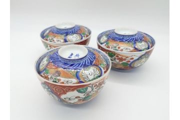 上手物　幕末〜明治期　成化年製　伊万里焼　色絵　金襴手　染付　金彩　花蝶図　鶴　4.4寸　約13cm　色彩豊かな絵付けで食卓が明るくなる蓋付き茶碗3客セット(和食器、和皿、四寸四分)(R-062343)