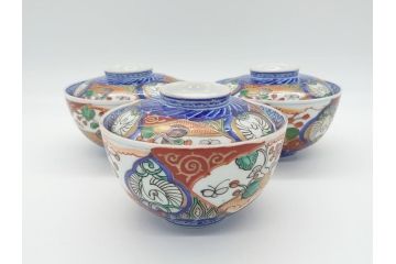 上手物　幕末〜明治期　成化年製　伊万里焼　色絵　金襴手　染付　金彩　花蝶図　鶴　4.4寸　約13cm　色彩豊かな絵付けで食卓が明るくなる蓋付き茶碗3客セット(和食器、和皿、四寸四分)(R-062343)