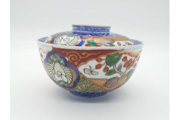 上手物　幕末〜明治期　成化年製　伊万里焼　色絵　金襴手　染付　金彩　花蝶図　鶴　4.4寸　約13cm　色彩豊かな絵付けで食卓が明るくなる蓋付き茶碗3客セット(和食器、和皿、四寸四分)(R-062343)