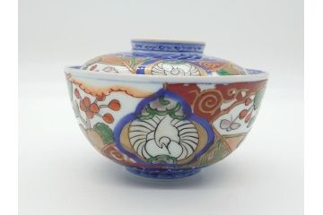 上手物　幕末〜明治期　成化年製　伊万里焼　色絵　金襴手　染付　金彩　花蝶図　鶴　4.4寸　約13cm　色彩豊かな絵付けで食卓が明るくなる蓋付き茶碗3客セット(和食器、和皿、四寸四分)(R-062343)