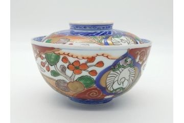 上手物　幕末〜明治期　成化年製　伊万里焼　色絵　金襴手　染付　金彩　花蝶図　鶴　4.4寸　約13cm　色彩豊かな絵付けで食卓が明るくなる蓋付き茶碗3客セット(和食器、和皿、四寸四分)(R-062343)