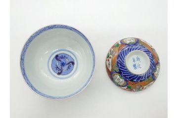 上手物　幕末〜明治期　成化年製　伊万里焼　色絵　金襴手　染付　金彩　花蝶図　鶴　4.4寸　約13cm　色彩豊かな絵付けで食卓が明るくなる蓋付き茶碗3客セット(和食器、和皿、四寸四分)(R-062343)