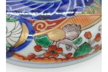 上手物　幕末〜明治期　成化年製　伊万里焼　色絵　金襴手　染付　金彩　花蝶図　鶴　4.4寸　約13cm　色彩豊かな絵付けで食卓が明るくなる蓋付き茶碗3客セット(和食器、和皿、四寸四分)(R-062343)
