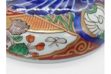 上手物　幕末〜明治期　成化年製　伊万里焼　色絵　金襴手　染付　金彩　花蝶図　鶴　4.4寸　約13cm　色彩豊かな絵付けで食卓が明るくなる蓋付き茶碗3客セット(和食器、和皿、四寸四分)(R-062343)