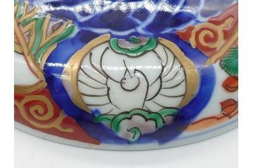 上手物　幕末〜明治期　成化年製　伊万里焼　色絵　金襴手　染付　金彩　花蝶図　鶴　4.4寸　約13cm　色彩豊かな絵付けで食卓が明るくなる蓋付き茶碗3客セット(和食器、和皿、四寸四分)(R-062343)