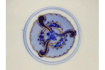 上手物　幕末〜明治期　成化年製　伊万里焼　色絵　金襴手　染付　金彩　花蝶図　鶴　4.4寸　約13cm　色彩豊かな絵付けで食卓が明るくなる蓋付き茶碗3客セット(和食器、和皿、四寸四分)(R-062343)