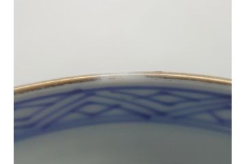 上手物　幕末〜明治期　成化年製　伊万里焼　色絵　金襴手　染付　金彩　花蝶図　鶴　4.4寸　約13cm　色彩豊かな絵付けで食卓が明るくなる蓋付き茶碗3客セット(和食器、和皿、四寸四分)(R-062343)