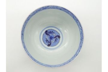上手物　幕末〜明治期　成化年製　伊万里焼　色絵　金襴手　染付　金彩　花蝶図　鶴　4.4寸　約13cm　色彩豊かな絵付けで食卓が明るくなる蓋付き茶碗3客セット(和食器、和皿、四寸四分)(R-062343)