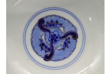 上手物　幕末〜明治期　成化年製　伊万里焼　色絵　金襴手　染付　金彩　花蝶図　鶴　4.4寸　約13cm　色彩豊かな絵付けで食卓が明るくなる蓋付き茶碗3客セット(和食器、和皿、四寸四分)(R-062343)