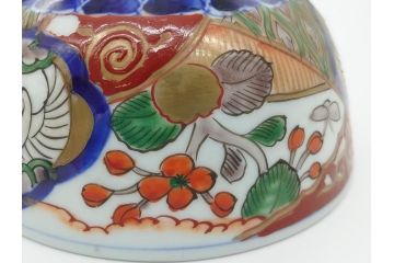 上手物　幕末〜明治期　成化年製　伊万里焼　色絵　金襴手　染付　金彩　花蝶図　鶴　4.4寸　約13cm　色彩豊かな絵付けで食卓が明るくなる蓋付き茶碗3客セット(和食器、和皿、四寸四分)(R-062343)