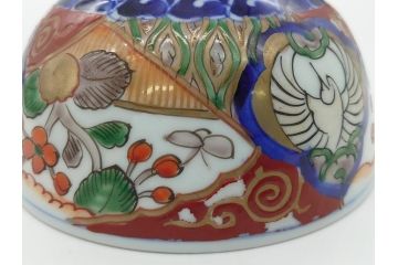 上手物　幕末〜明治期　成化年製　伊万里焼　色絵　金襴手　染付　金彩　花蝶図　鶴　4.4寸　約13cm　色彩豊かな絵付けで食卓が明るくなる蓋付き茶碗3客セット(和食器、和皿、四寸四分)(R-062343)
