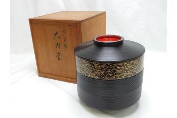平安象彦　蒔絵　松葉　丸　三段　直径6.6寸　約20cm　上品に輝く艶が魅力の大内重(共箱付き、重箱、漆器、木製、お重)(R-062351)