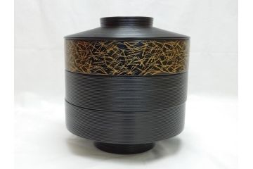 平安象彦　蒔絵　松葉　丸　三段　直径6.6寸　約20cm　上品に輝く艶が魅力の大内重(共箱付き、重箱、漆器、木製、お重)(R-062351)