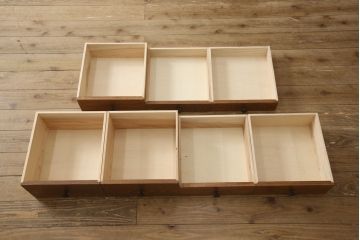 ラフジュ工房オリジナル　古建具リメイク　引き出し7杯付き　品のある佇まいが印象的な脚付き収納棚(戸棚、飾り棚、キャビネット)(R-062358)