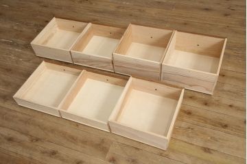ラフジュ工房オリジナル　古建具リメイク　引き出し7杯付き　品のある佇まいが印象的な脚付き収納棚(戸棚、飾り棚、キャビネット)(R-062358)