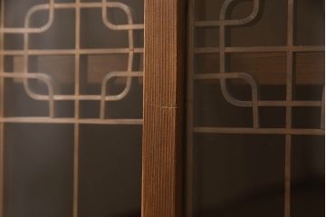ラフジュ工房オリジナル　古建具リメイク　引き出し7杯付き　品のある佇まいが印象的な脚付き収納棚(戸棚、飾り棚、キャビネット)(R-062358)