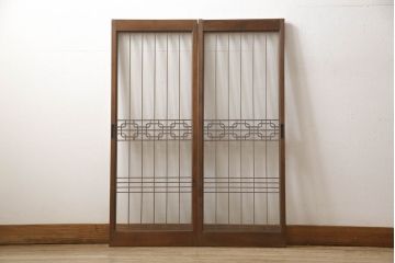 ラフジュ工房オリジナル　古建具リメイク　引き出し7杯付き　品のある佇まいが印象的な脚付き収納棚(戸棚、飾り棚、キャビネット)(R-062358)