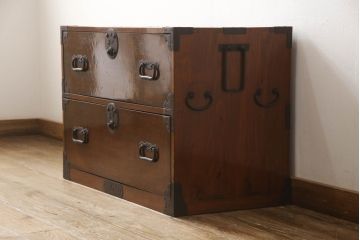 和製アンティーク　高級品　上手物!　前面欅(ケヤキ)玉杢・内部桐材　漆　丸金具と太めの引手が目を惹く庄内箪笥ローチェスト(時代箪笥、引き出し、和タンス、収納タンス、古箪笥、整理たんす、ローボード)(R-062359)