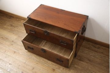 和製アンティーク　高級品　上手物!　前面欅(ケヤキ)玉杢・内部桐材　漆　丸金具と太めの引手が目を惹く庄内箪笥ローチェスト(時代箪笥、引き出し、和タンス、収納タンス、古箪笥、整理たんす、ローボード)(R-062359)