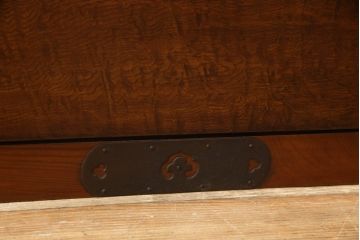 和製アンティーク　高級品　上手物!　前面欅(ケヤキ)玉杢・内部桐材　漆　丸金具と太めの引手が目を惹く庄内箪笥ローチェスト(時代箪笥、引き出し、和タンス、収納タンス、古箪笥、整理たんす、ローボード)(R-062359)