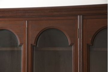 和製アンティーク　大正〜昭和初期　ヨーロピアンなモダンデザインが目を惹く、クラシカルな雰囲気のキャビネット(食器棚、飾り棚、収納棚、戸棚、カップボード、本箱、ブックケース)(R-062360)