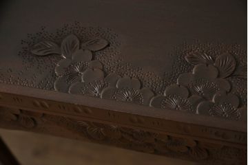 中古　軽井沢彫り　隅々まで施された桜の意匠とシックな色合いが美しいブックケース(本箱、サイドキャビネット、飾り棚、収納棚、戸棚)(R-062361)