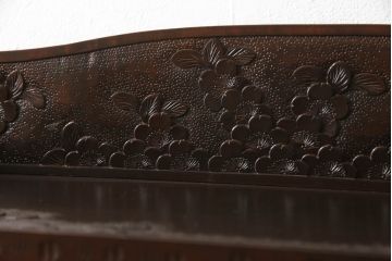 中古　軽井沢彫り　隅々まで施された桜の意匠とシックな色合いが美しいブックケース(本箱、サイドキャビネット、飾り棚、収納棚、戸棚)(R-062361)