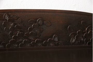中古　軽井沢彫り　隅々まで施された桜の意匠とシックな色合いが美しいブックケース(本箱、サイドキャビネット、飾り棚、収納棚、戸棚)(R-062361)
