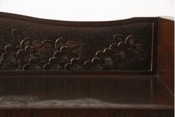 中古　軽井沢彫り　隅々まで施された桜の意匠とシックな色合いが美しいブックケース(本箱、サイドキャビネット、飾り棚、収納棚、戸棚)(R-062361)