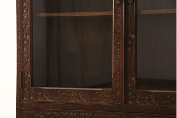 中古　軽井沢彫り　隅々まで施された桜の意匠とシックな色合いが美しいブックケース(本箱、サイドキャビネット、飾り棚、収納棚、戸棚)(R-062361)